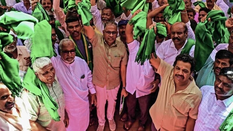 Farmers protest at Swatantra Udyaan demanding loan waiver and MSP implementation