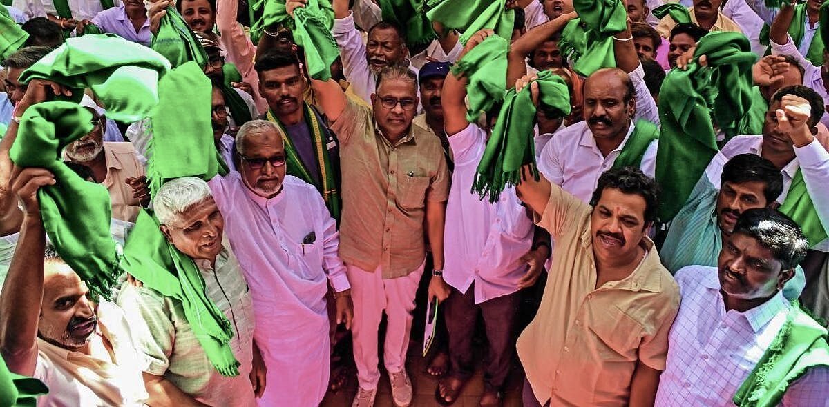 Farmers protest at Swatantra Udyaan demanding loan waiver and MSP implementation
